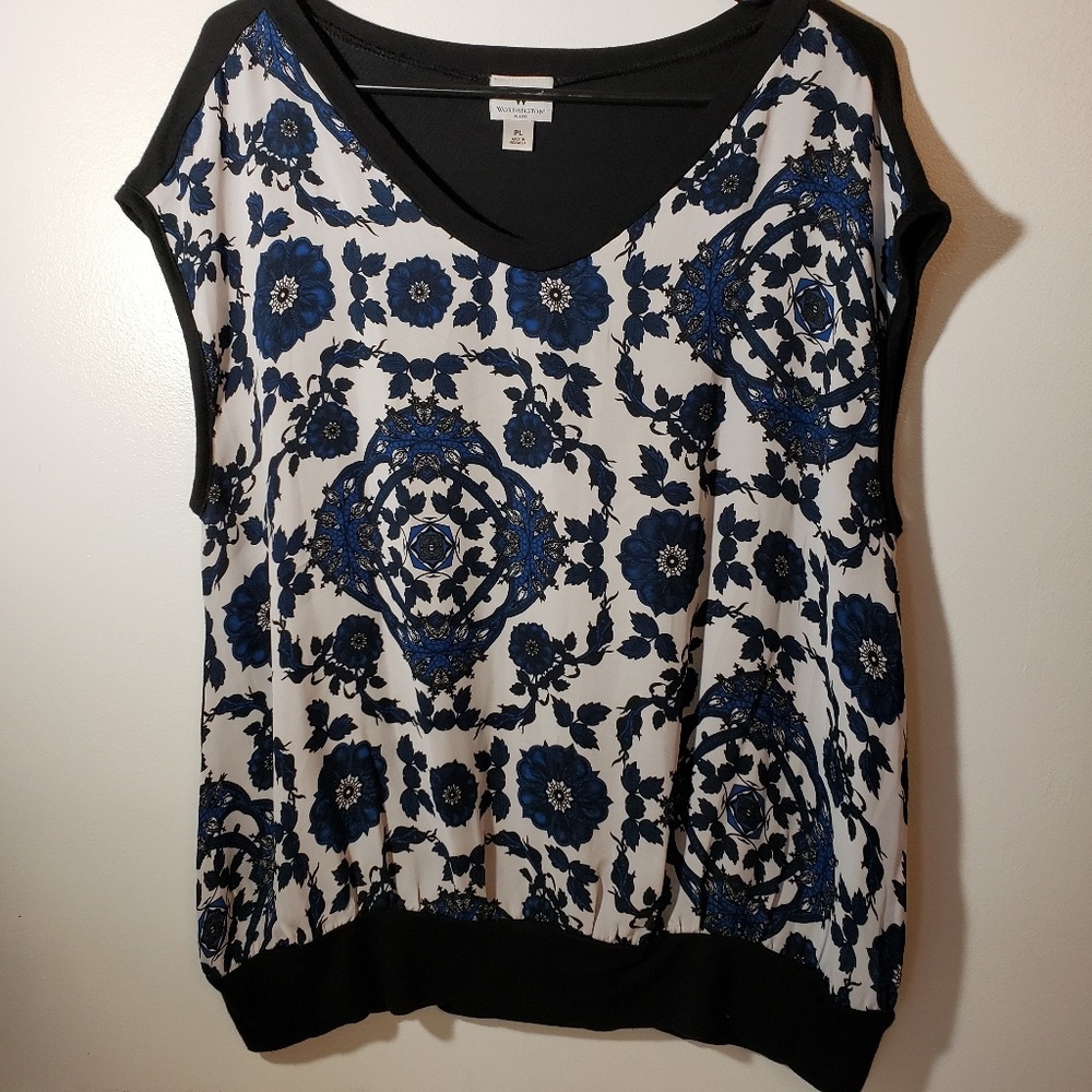 Beautiful Sheer Print Top! Size L